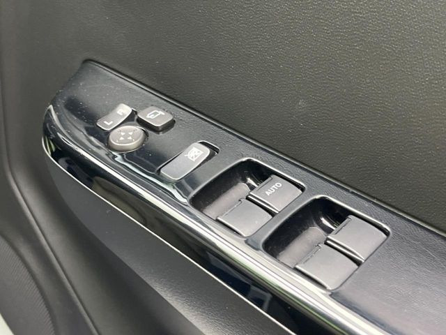 【電動格納ミラー】サイドミラーは電動格納式となっており、狭い駐車場でもキズがつくリスクを抑えられます。