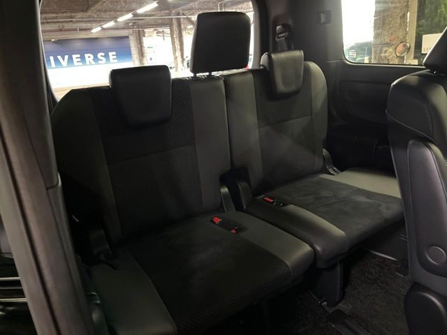 3列目シートはもちろん状態良好☆大人でもゆったりと座って頂けますので、大人数でのお出かけもラクラクです♪ご家族で、気の知れた仲間で、ドライブに行くのが楽しみですね♪
