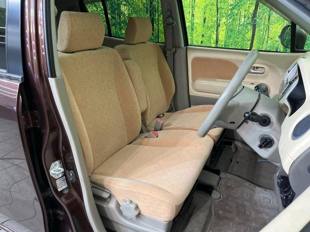 運転席まわりには十分なスペースがあり、大柄な方でもゆったり運転していただける環境です。