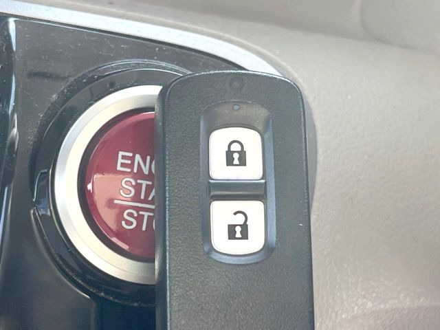 �yHonda�X�}�[�g�L�[�z�J�o����|�P�b�g�ɓ��ꂽ�܂܂ł��h�A�̎{���E�������\�ȃX�}�[�g�L�[�𑕔��B�G���W���̃I���E�I�t�����J�M�����o���K�v����������Ƃ��Ă��֗��ł���