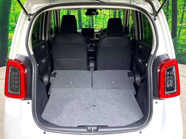 普段のお買い物や通勤、送迎等に十分な荷室スペースを確保しております。セカンドシートを倒すと、大きな荷物の積載も可能です♪