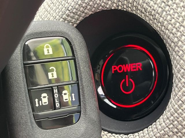 �yHonda�X�}�[�g�L�[�z�J�o����|�P�b�g�ɓ��ꂽ�܂܂ł��h�A�̎{���E�������\�ȃX�}�[�g�L�[�𑕔��B�G���W���̃I���E�I�t�����J�M�����o���K�v����������Ƃ��Ă��֗��ł���