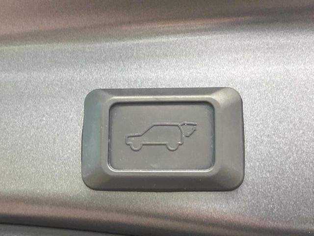 【ハンズフリーパワーバックドア】リアバンパー下部に足先を出し入れするだけでバックドアが自動で開閉♪両手が荷物でふさがっている時でもラクラク開閉操作が行えます!