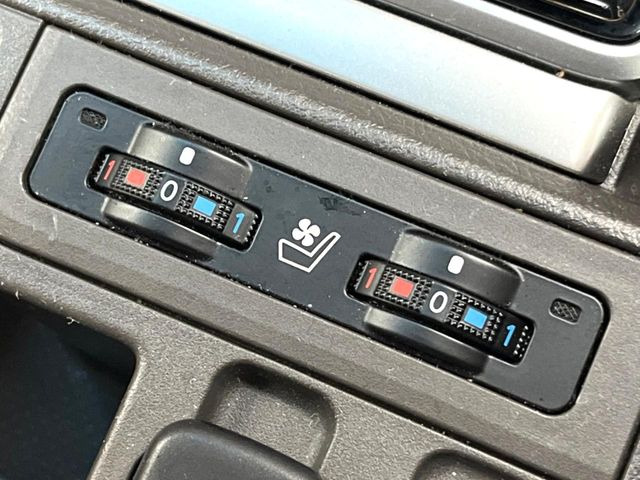 【シートベンチレーション】夏場は涼しい風でお尻や背中の熱やムレを防ぎ、冬はエアコンよりも早く温まってポカポカに!季節を問わず快適に過ごせます。