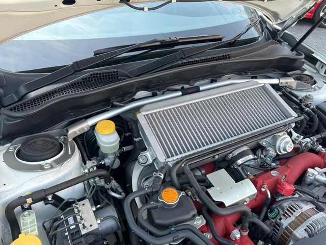 【STIタワーバー】お車の剛性を高めるタワーバーを装備。よりスムーズなコーナリング走行が可能となり、走りも楽しめます。