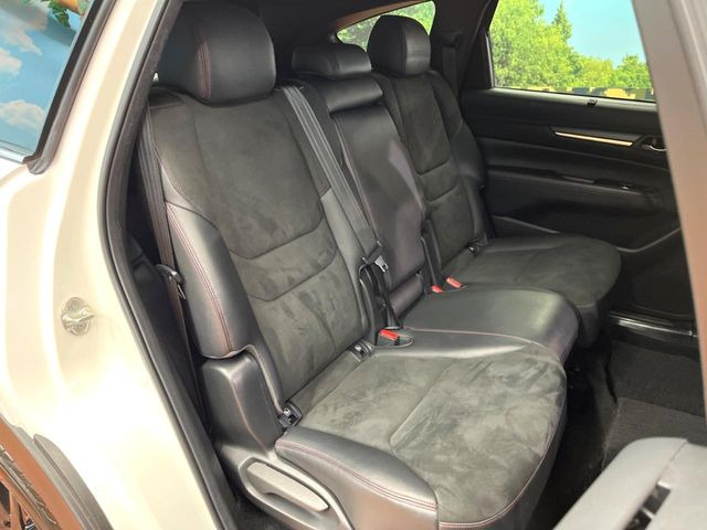後部座席も気になるようなキズ・汚れやへたり等、大きなダメージはなく、良好な状態です。