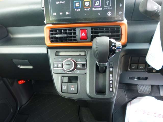 助手席への移動もスムーズにいけるインパネシフトを採用!足元が広々、ゆったり!また小物入れにもこだわりがあります。収納力もお任せ下さい。散らかりがちな車内もスッキリ!