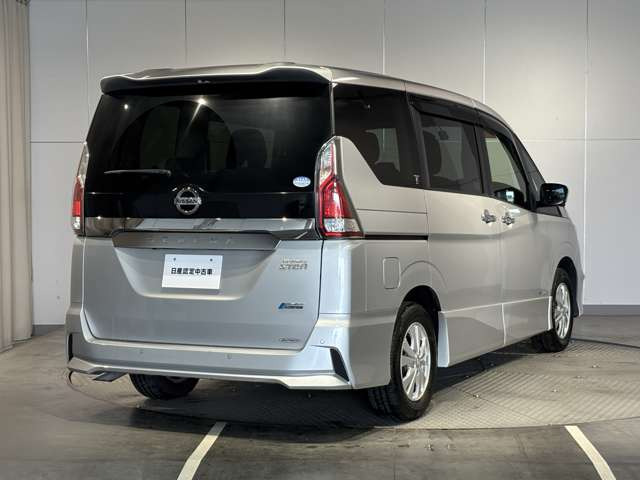 セレナ2.0 ハイウェイスター セカンドスライドアップシート 4WD