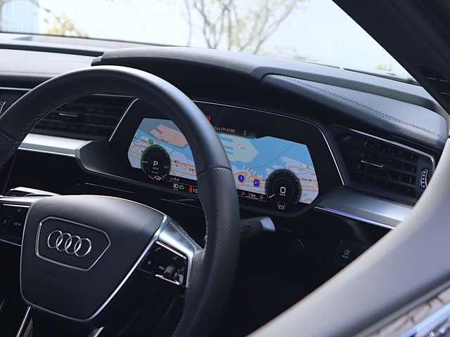 Q8スポーツバック e-tron55 クワトロ Sライン 4WD