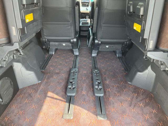 ���i�̂���������ʋ΁A���}���ɏ\���ȉ׎��X�y�[�X���m�ۂ��Ă���܂��B�Z�J���h�V�[�g��|���ƁA�傫�ȉו��̐ύڂ��\�ł���