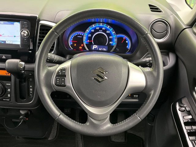 �C���e���A�ɍ��킹���f�U�C���̃X�e�A�����O�́A�^�]�������̂��Ƃ��l���A�^�]���₷���`��A�傫���ł��B�����x�A���ۂɐG���Ă��m���߂��������B