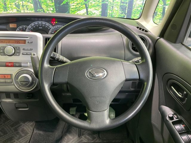 �C���e���A�ɍ��킹���f�U�C���̃X�e�A�����O�́A�^�]�������̂��Ƃ��l���A�^�]���₷���`��A�傫���ł��B�����x�A���ۂɐG���Ă��m���߂��������B