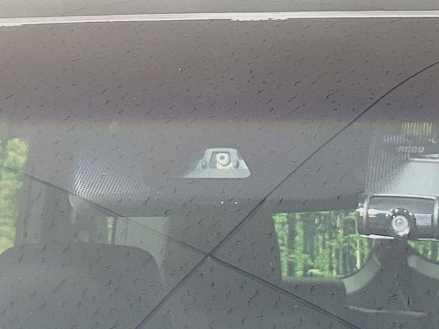 �y�z���_�Z���V���O�z���s���ɑO���̎ԗ�����F�����A�Փ˂������Ȏ��͌x��ƃu���[�L�ŏՓˉ���Ɣ�Q�y�����A�V�X�g�B�����S�Ƀh���C�u�����y���݂��������܂��B