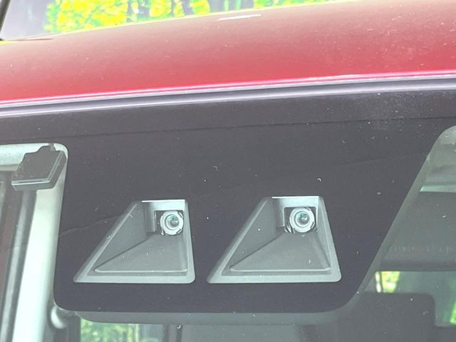 【スマートアシスト】走行中に前方の車両等を認識し、衝突しそうな時は警報とブレーキで衝突回避と被害軽減をアシスト。より安全にドライブをお楽しみいただけます。