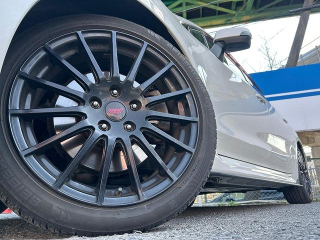 �y�����I�v�V����18�C���`�A���~�z�C�[���z�����I�v�V�����z�C�[���𑕒��B���s���\�̌���ɉ����A�O�ς����X�^�C���b�V���ɂȂ��Ă��܂��B