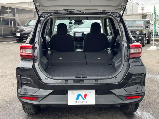 ���i�̂���������ʋ΁A���}���ɏ\���ȉ׎��X�y�[�X���m�ۂ��Ă���܂��B�Z�J���h�V�[�g��|���ƁA�傫�ȉו��̐ύڂ��\�ł���