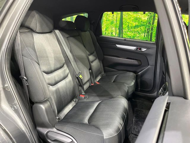 後部座席も気になるようなキズ・汚れやへたり等、大きなダメージはなく、良好な状態です。