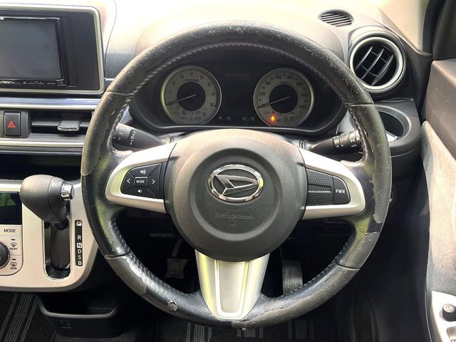 �C���e���A�ɍ��킹���f�U�C���̃X�e�A�����O�́A�^�]�������̂��Ƃ��l���A�^�]���₷���`��A�傫���ł��B�����x�A���ۂɐG���Ă��m���߂��������B