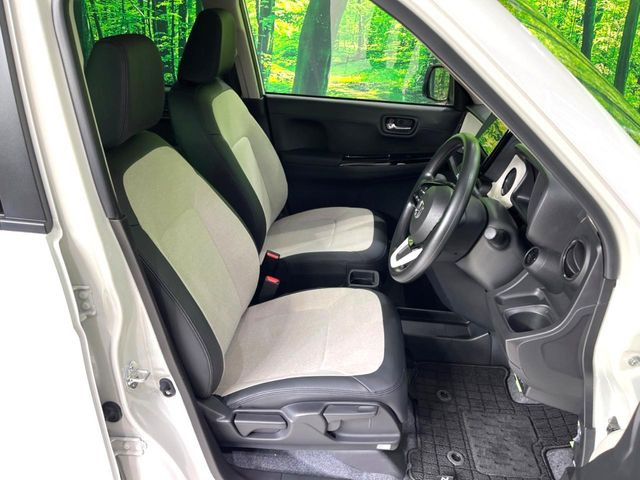 運転席まわりには十分なスペースがあり、大柄な方でもゆったり運転していただける環境です。