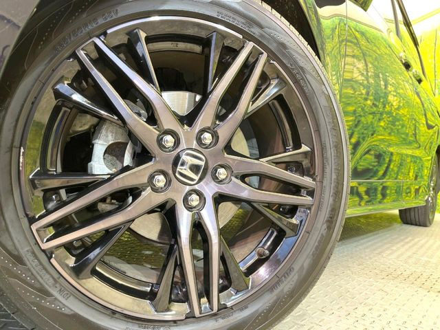 �y����18�C���`�A���~�z�C�[���z�O�ςɃ}�b�`���������A���~�z�C�[���𑕒����Ă���܂��B�e��ЊO�A���~�z�C�[����A�X�^�b�h���X�^�C�����戵�����Ă���܂��B���񂲑��k����������