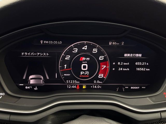 ���o�[�`�����R�b�N�s�b�g:�S�̂��t���p�l���ƂȂ��Ă����i�I�ȃ��[�^�[�p�l���B�ʏ�̃X�s�[�h���[�^�[�Ƃ��Ă̋@�\�͂������A�i�r�E�I�[�f�B�I�@�\�̊m�F�E������ł��A�^�]�ɏW�����₷���Ȃ��Ă���܂��B