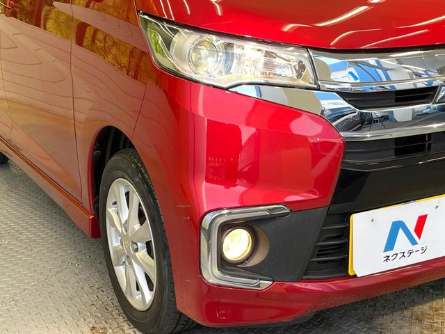 【HIDヘッドライト】非常に明るく前方を照らしてくれるので、悪天候や夜間の走行時も視界良好で安心してお乗りいただけます。