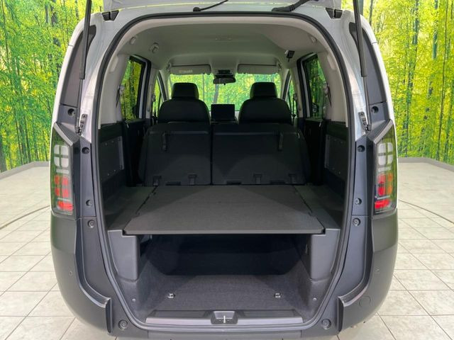 積み下ろしのしやすいデッキにはたっぷりと荷物を積み込んでいただけます。遊びから仕事まで、様々なシーンで頼れます♪