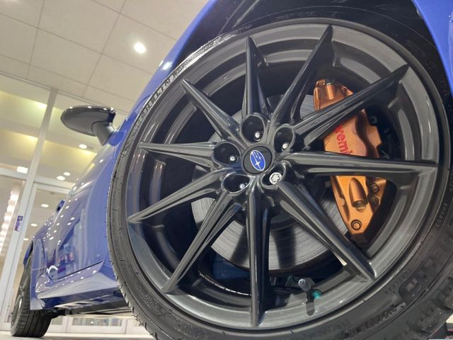 �y����18�C���`�A���~�z�C�[���z�O�ςɃ}�b�`���������A���~�z�C�[���𑕒����Ă���܂��B�e��ЊO�A���~�z�C�[����A�X�^�b�h���X�^�C�����戵�����Ă���܂��B���񂲑��k����������