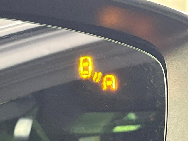 【ブラインドスポットモニタリング】走行中、ドアミラーの死角になりやすい箇所に後続車が接近するとサイドミラー付近に警告を表示、ドライバーに注意喚起をしてくれます。