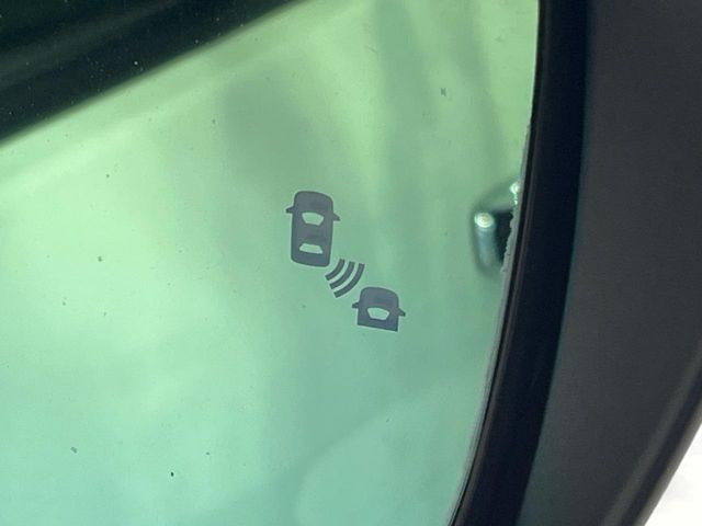 【後方車輛検知】走行中、ドアミラーの死角になりやすい箇所に後続車が接近するとサイドミラー付近に警告を表示、ドライバーに注意喚起をしてくれます。