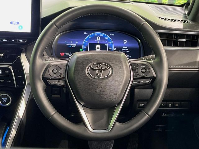 �C���e���A�ɍ��킹���f�U�C���̃X�e�A�����O�́A�^�]�������̂��Ƃ��l���A�^�]���₷���`��A�傫���ł��B�����x�A���ۂɐG���Ă��m���߂��������B