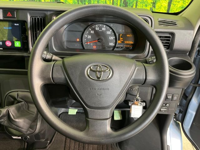 �C���e���A�ɍ��킹���f�U�C���̃X�e�A�����O�́A�^�]�������̂��Ƃ��l���A�^�]���₷���`��A�傫���ł��B�����x�A���ۂɐG���Ă��m���߂��������B