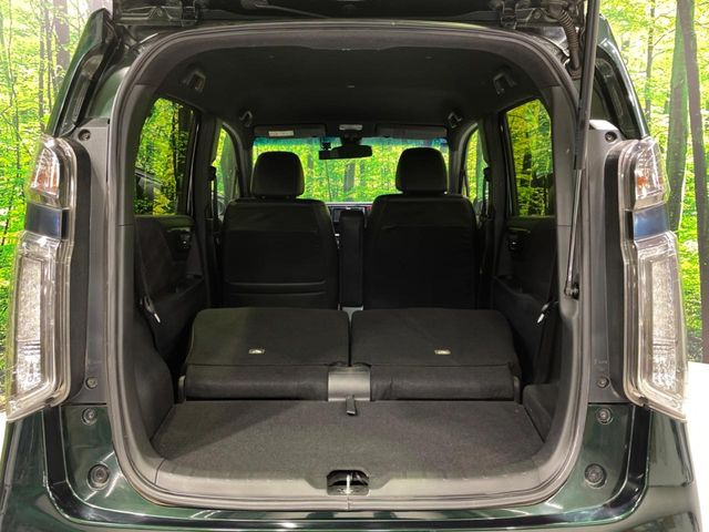 後席を格納すると、これだけの広さが!シーンに合わせたシートアレンジで、大きな荷物も積むことが出来ます♪