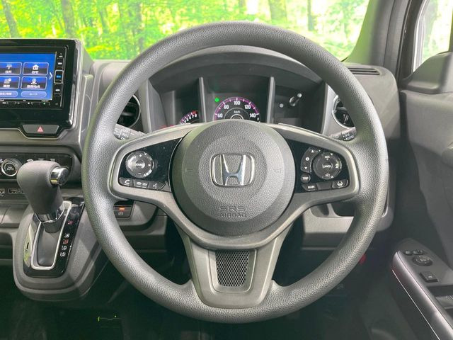 �C���e���A�ɍ��킹���f�U�C���̃X�e�A�����O�́A�^�]�������̂��Ƃ��l���A�^�]���₷���`��A�傫���ł��B�����x�A���ۂɐG���Ă��m���߂��������B