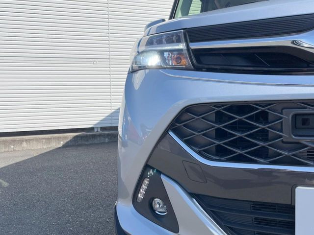 【HIDヘッドライト】非常に明るく前方を照らしてくれるので、悪天候や夜間の走行時も視界良好で安心してお乗りいただけます。