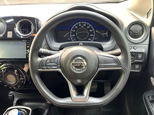 �C���e���A�ɍ��킹���f�U�C���̃X�e�A�����O�́A�^�]�������̂��Ƃ��l���A�^�]���₷���`��A�傫���ł��B�����x�A���ۂɐG���Ă��m���߂��������B