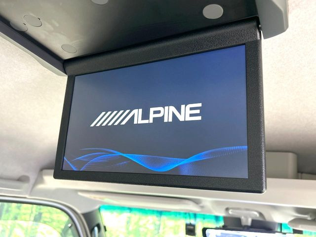 【後席モニター】大画面モニターで後席でもエンタメをお楽しみいただけます。小さなお子様にも大人気の装備です♪