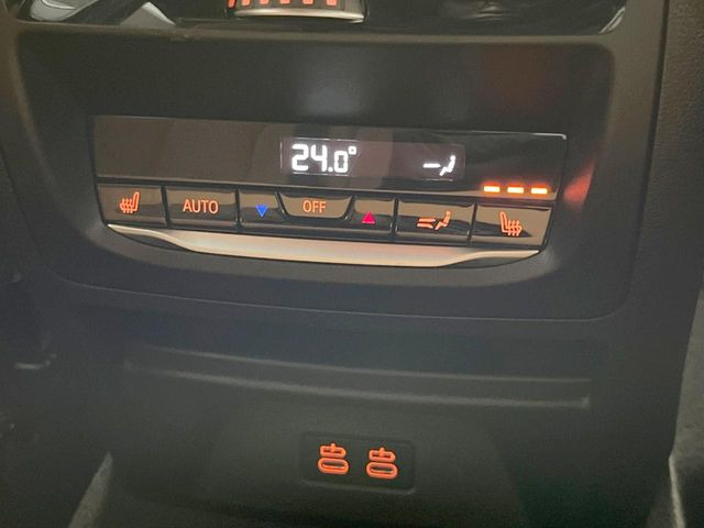 ●全席シートヒーター:高級感あふれるレザーシートに、前席・後席にシートヒーターを搭載しております。