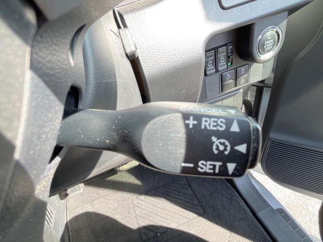 【クルーズコントロール】高速道路もラクラク走行。アクセルを離しても一定速度で走行ができ、長距離運転時の負担を軽減!加速・減速も簡単なスイッチ操作で調整できます。