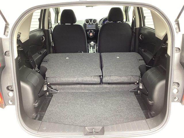 ���i�̂���������ʋ΁A���}���ɏ\���ȉ׎��X�y�[�X���m�ۂ��Ă���܂��B�Z�J���h�V�[�g��|���ƁA�傫�ȉו��̐ύڂ��\�ł���