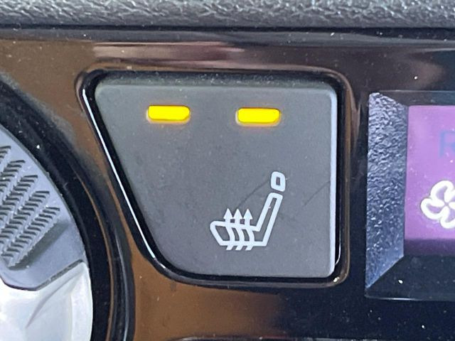 【シートヒーター】寒い日に重宝するシートヒーター!エアコンより早く温まってくれるので寒がりの人も安心ですね♪エアコンの温風は乾燥するから苦手、という方にもをおすすめです。