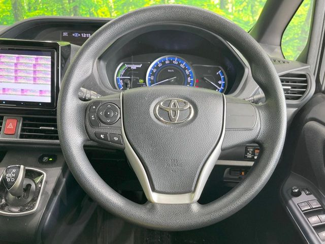 �C���e���A�ɍ��킹���f�U�C���̃X�e�A�����O�́A�^�]�������̂��Ƃ��l���A�^�]���₷���`��A�傫���ł��B�����x�A���ۂɐG���Ă��m���߂��������B