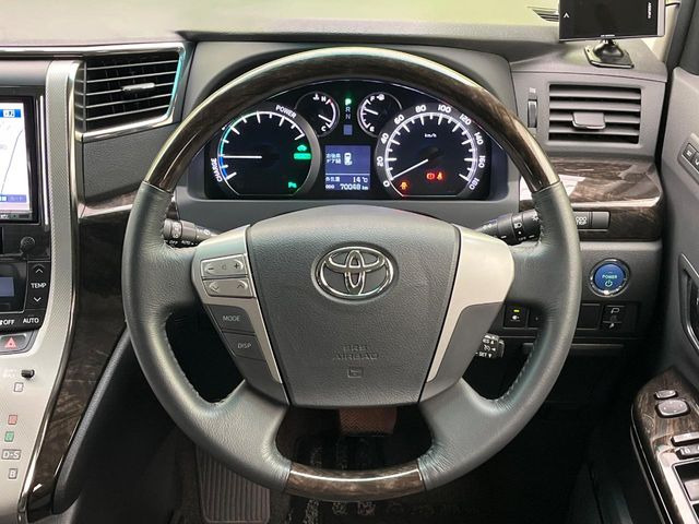 �C���e���A�ɍ��킹���f�U�C���̃X�e�A�����O�́A�^�]�������̂��Ƃ��l���A�^�]���₷���`��A�傫���ł��B�����x�A���ۂɐG���Ă��m���߂��������B