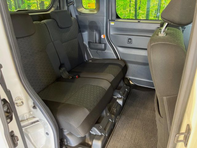 後部座席も気になるようなキズ・汚れやへたり等、大きなダメージはなく、良好な状態です。