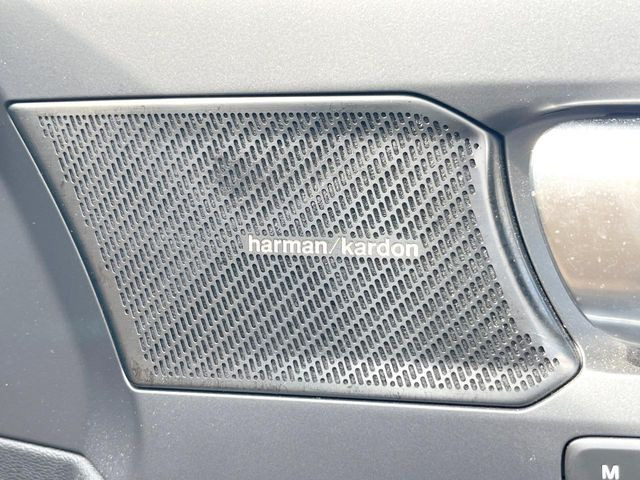 ●harman/kardonサウンドシステム:オーディオ専門メーカーが手掛けるプレミアムスピーカーを装備。多数のスピーカーから、音の粒立ちまで分かる高品質な音楽をお楽しみいただけます。