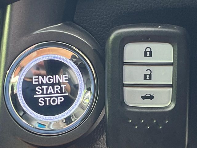 �yHonda�X�}�[�g�L�[�z�J�o����|�P�b�g�ɓ��ꂽ�܂܂ł��h�A�̎{���E�������\�ȃX�}�[�g�L�[�𑕔��B�G���W���̃I���E�I�t�����J�M�����o���K�v����������Ƃ��Ă��֗��ł���