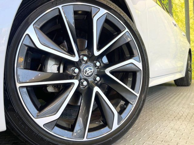 【純正18インチアルミホイール】外観にマッチした純正アルミホイールを装着しております。各種社外アルミホイールや、スタッドレスタイヤも取扱いしております。是非ご相談ください♪