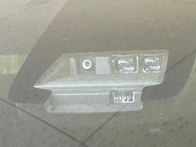 【プリクラッシュセーフティ】前方の車両等を検知し、衝突しそうな時は警報で注意を促し、ブレーキを踏む力をサポート。ブレーキを踏めなかった場合は衝突被害軽減ブレーキが作動、衝突回避をサポートします。