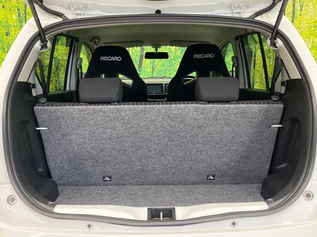 普段のお買い物や通勤、送迎等に十分な荷室スペースを確保しております。セカンドシートを倒すと、大きな荷物の積載も可能です♪