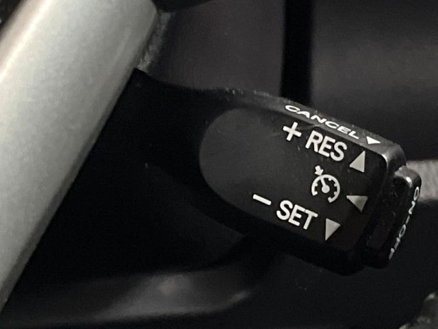 【クルーズコントロール】高速道路もラクラク走行。アクセルを離しても一定速度で走行ができ、長距離運転時の負担を軽減!加速・減速も簡単なスイッチ操作で調整できます。